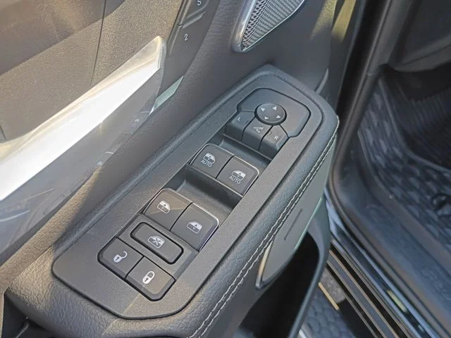 New 2027 Diamond Black Crystal Pearl-Coat Exterior Paint RAM Laramie image 11