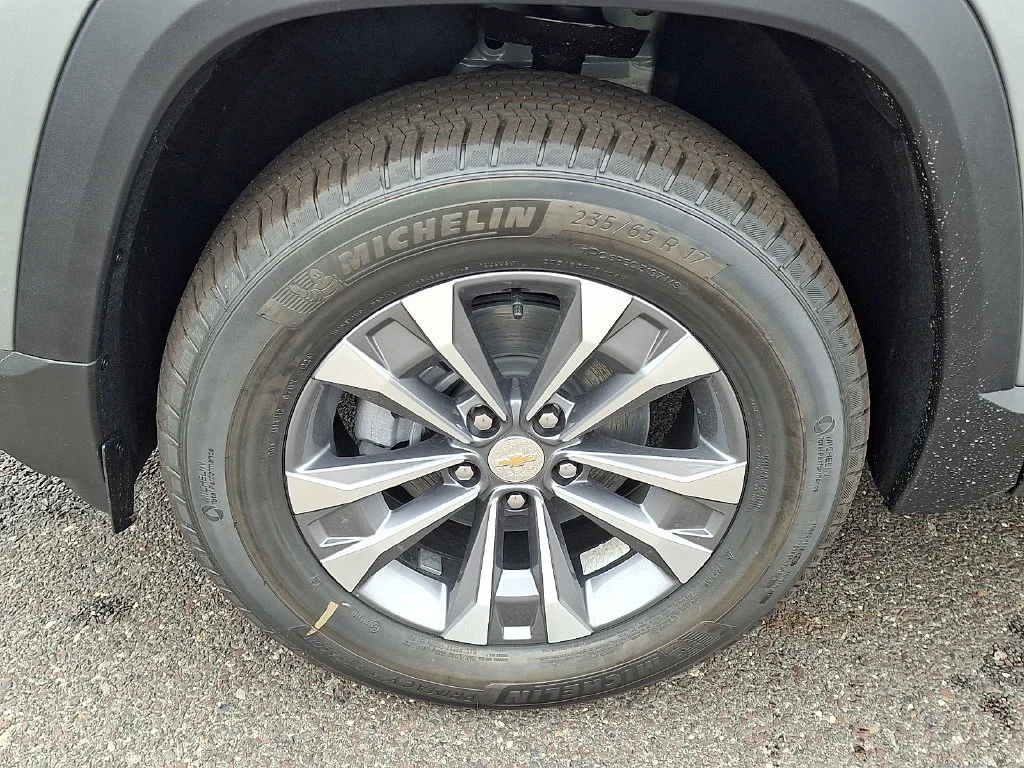 New 2027 Sterling Gray Metallic Chevrolet LT image 19
