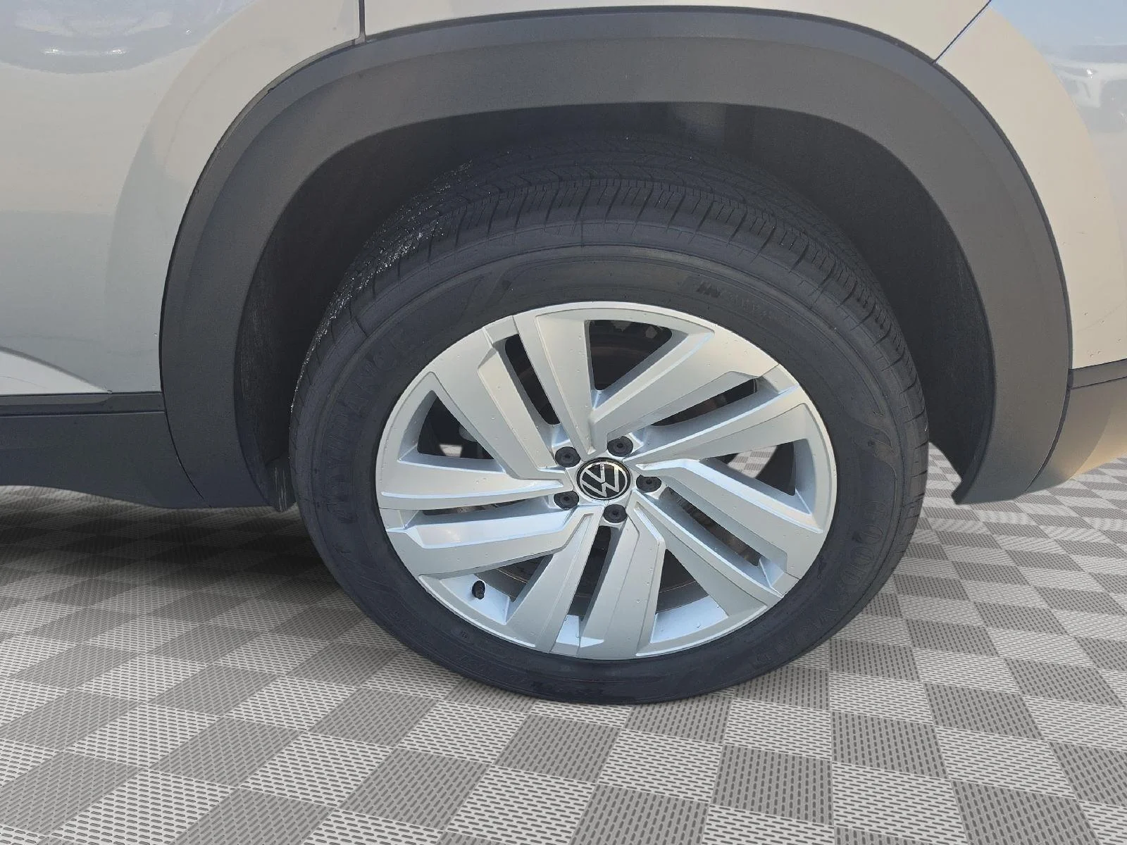 Used 2023 Silver Volkswagen 2.0T SE w/Technology image 21