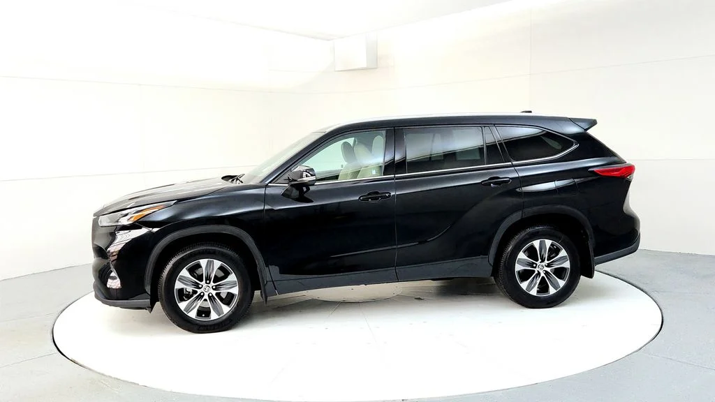 Used 2021 Black Toyota XLE image 3