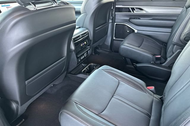 New 2026 Silver-Zynith Exterior Paint Jeep Limited Reserve image 11