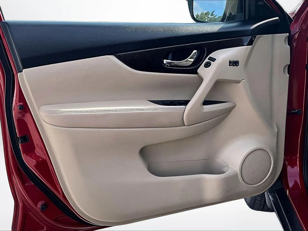 Used 2017 Red Nissan SL image 20