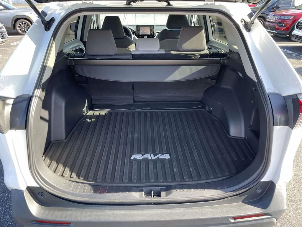 Used 2021  Toyota XLE image 12