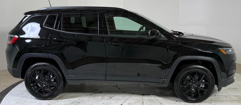 New 2026 Diamond Black Crystal Pearl-Coat Exterior Paint Jeep Latitude image 8