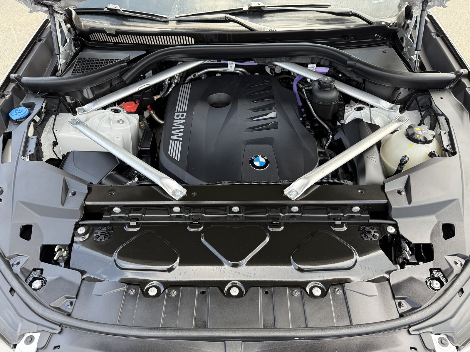 Used 2024 White Metallic BMW sDrive40i image 15