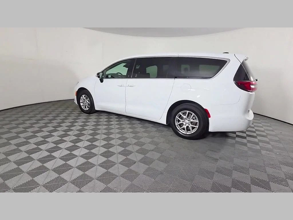New 2026 Bright White Clear-Coat Exterior Paint Chrysler Select image 31