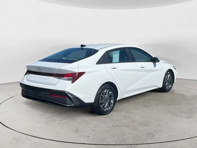 Used 2024 White Hyundai SEL image 5