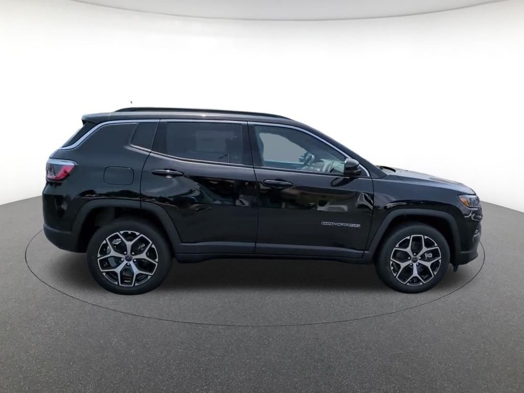 New 2026 Diamond Black Crystal Pearl-Coat Exterior Paint Jeep Limited image 3