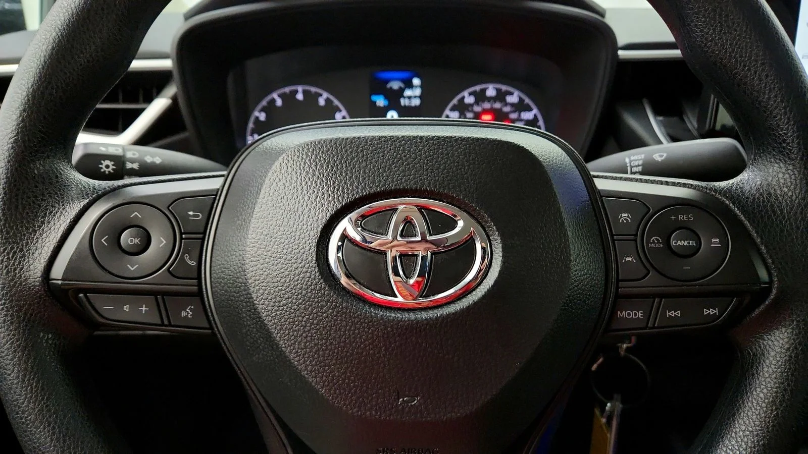 Used 2025  Toyota LE image 28