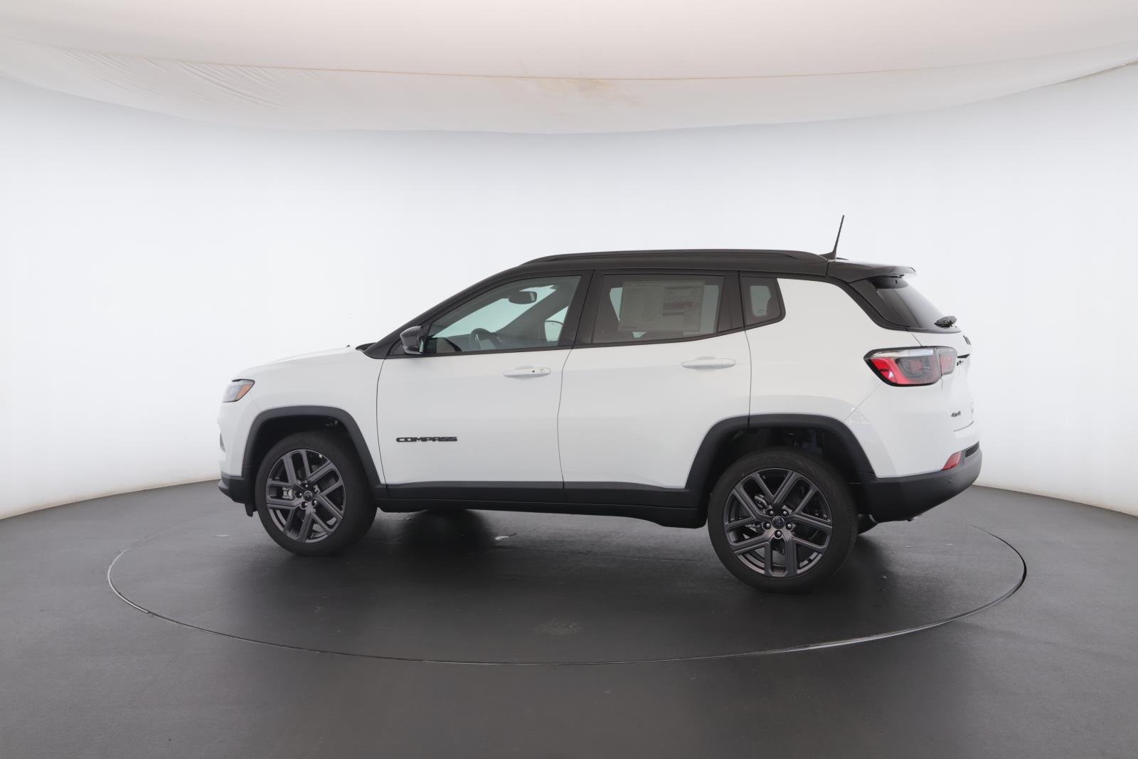 New 2026 Bright White Clear-Coat Exterior Paint Jeep Limited Altitude 4x4 image 19