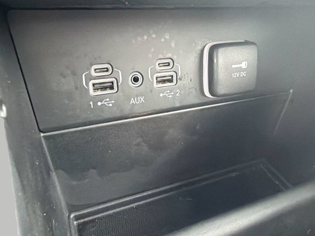 Used 2023  Jeep Limited image 22