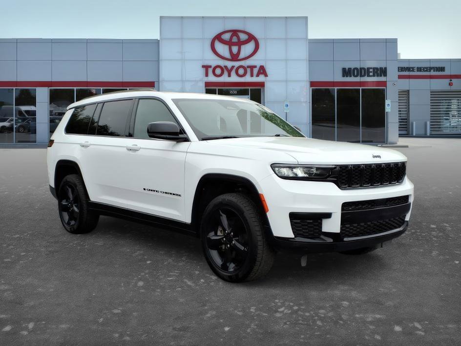 Used 2024 Bright White Clearcoat Jeep Altitude X image 8