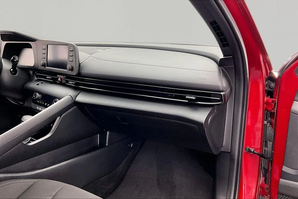 Used 2025 Red Hyundai SEL Sport image 17