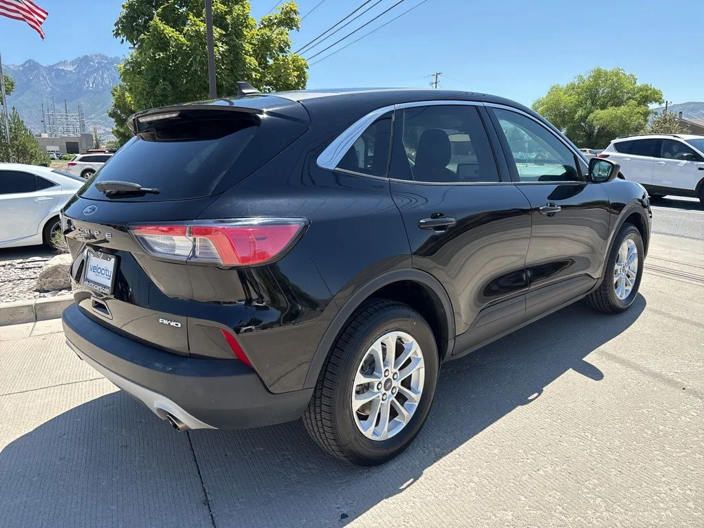 Used 2022 Black Ford SE image 4
