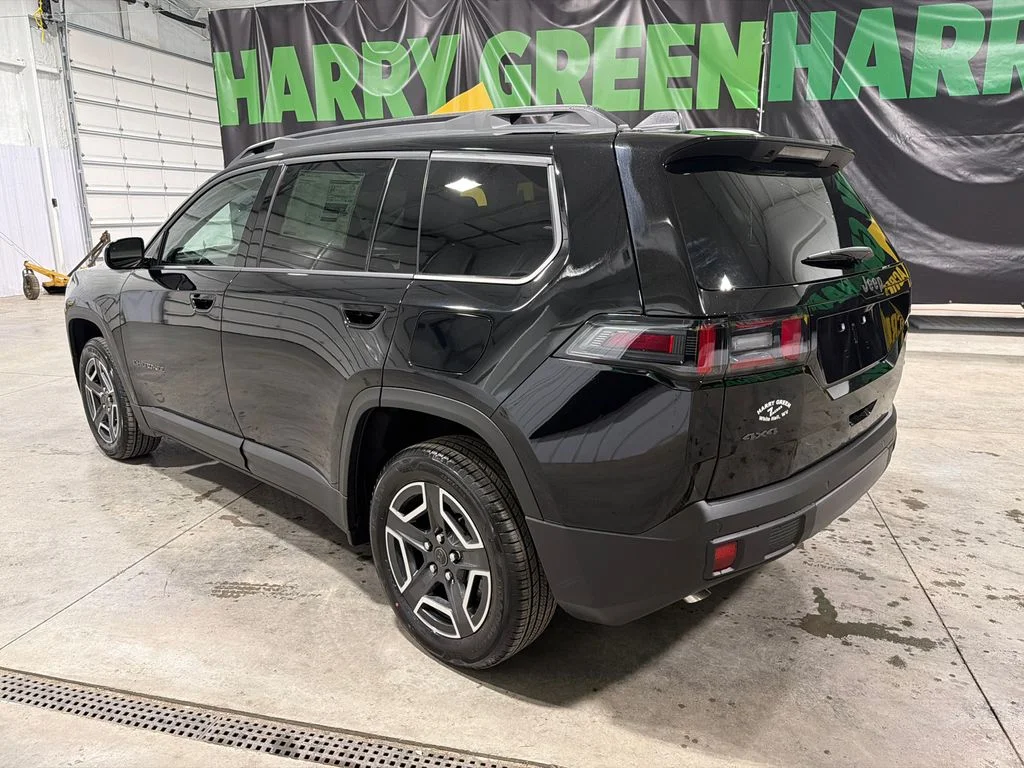 New 2026 Diamond Black Crystal Pearl-Coat Exterior Paint Jeep Laredo image 5