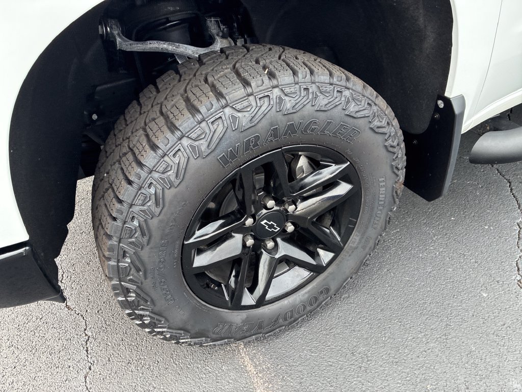 Used 2025 White Chevrolet Custom Trail Boss image 11