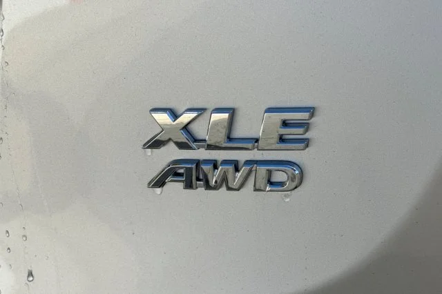 Used 2014 Silver Toyota XLE image 30