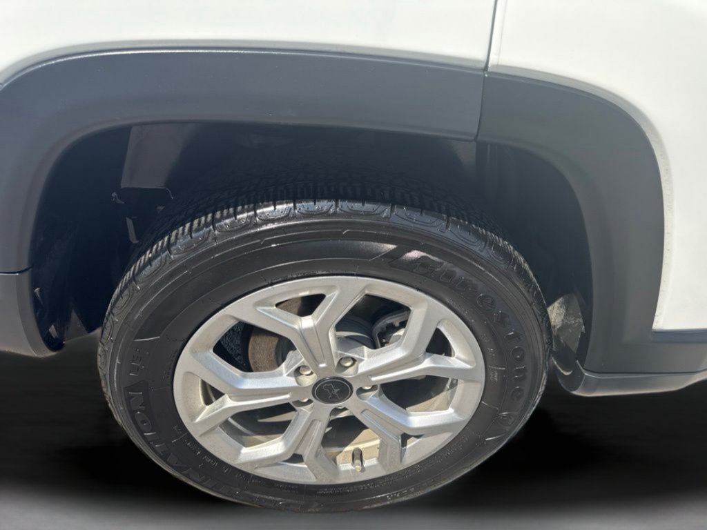 Used 2025 Bright White Clearcoat Jeep Latitude image 36