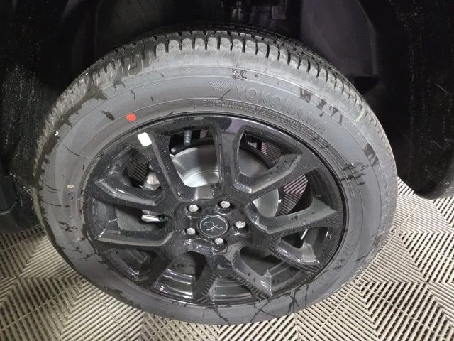 New 2026 Diamond Black Crystal Pearl-Coat Exterior Paint Jeep Latitude image 40