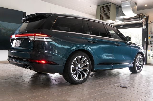 Used 2022 Blue Lincoln Grand Touring image 8