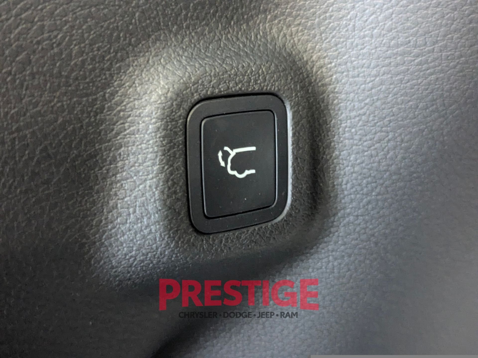 New 2026 Silver Zynith Metallic Clearcoat Jeep Latitude image 8