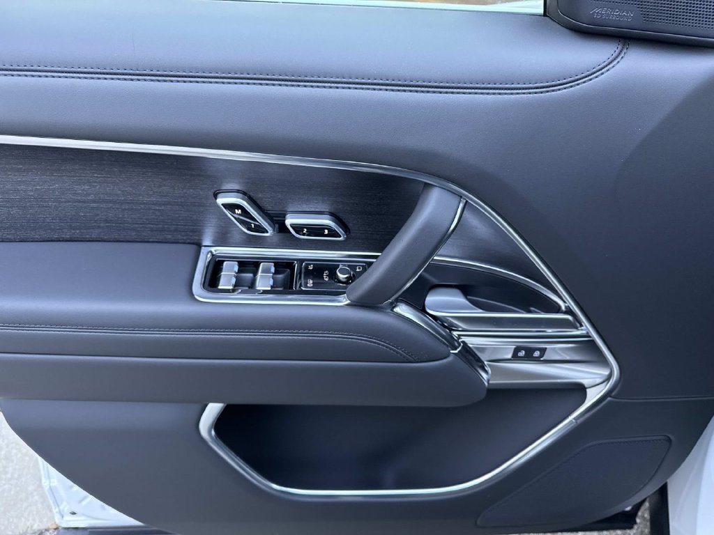 New 2027 Fuji White LAND ROVER  image 21