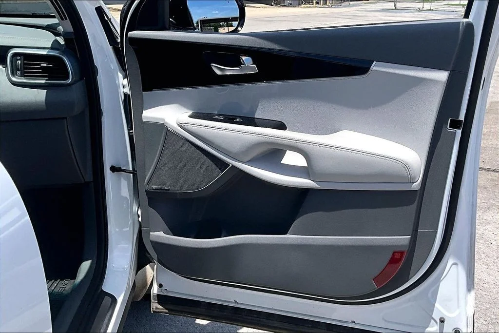 Used 2020 White Kia SX image 27