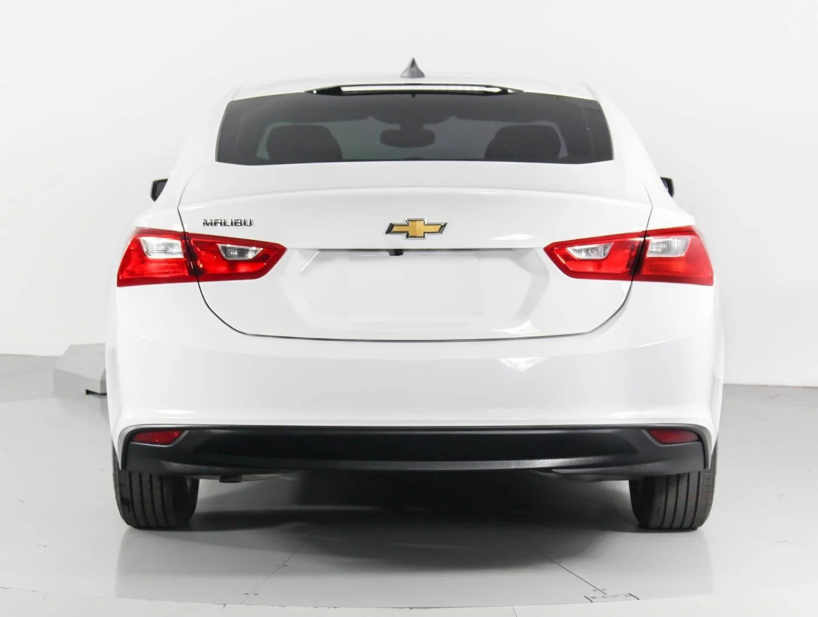Used 2018 White Chevrolet LS image 7