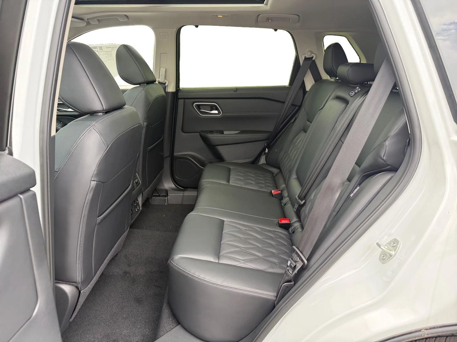 New 2026 Everest White Pearl/Super Black Nissan Platinum image 21