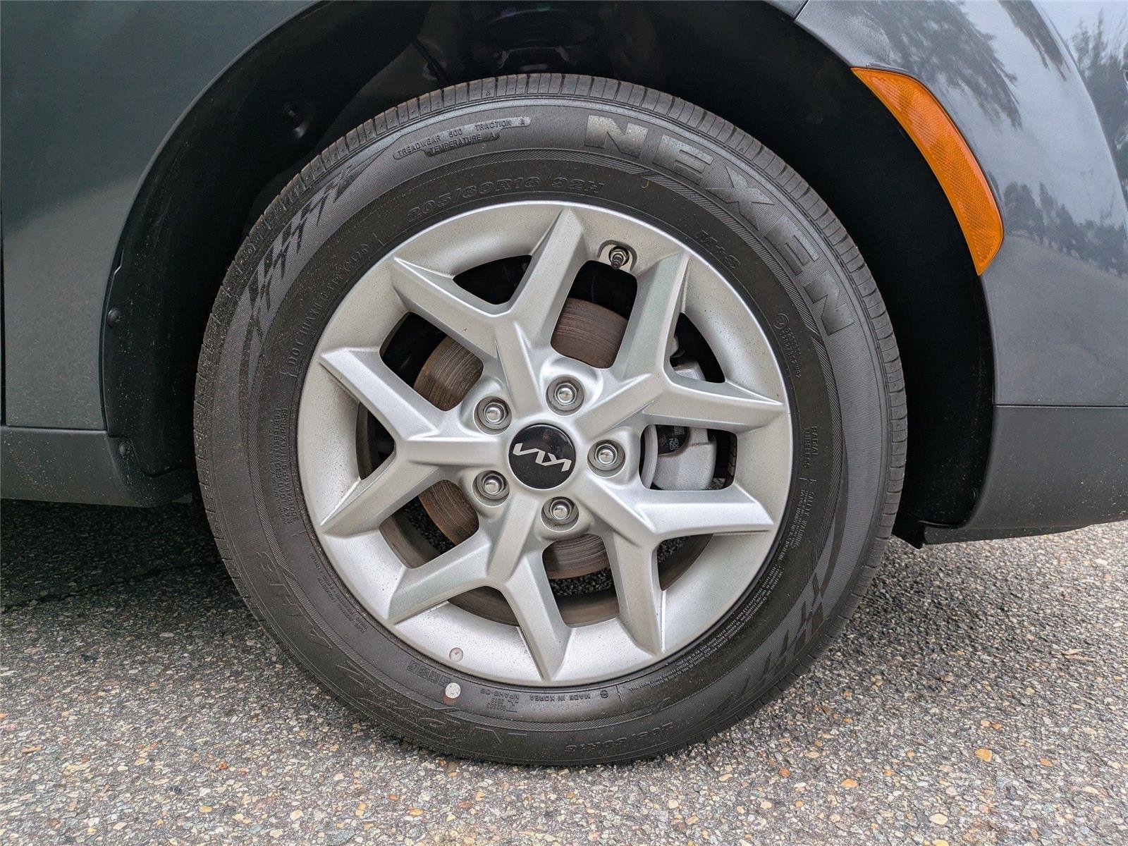 Used 2025  KIA  image 11
