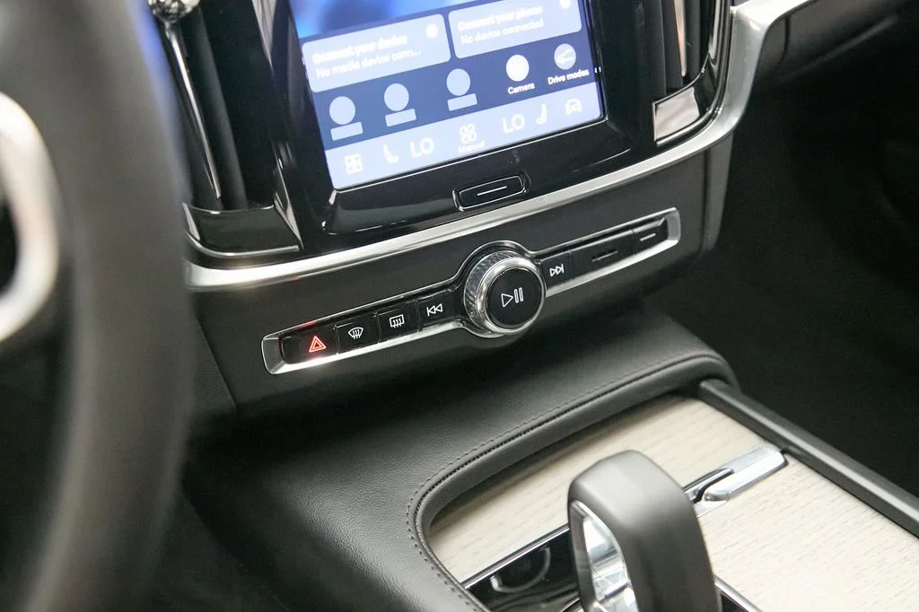 Certified Used 2025 Crystal White Volvo Plus image 17