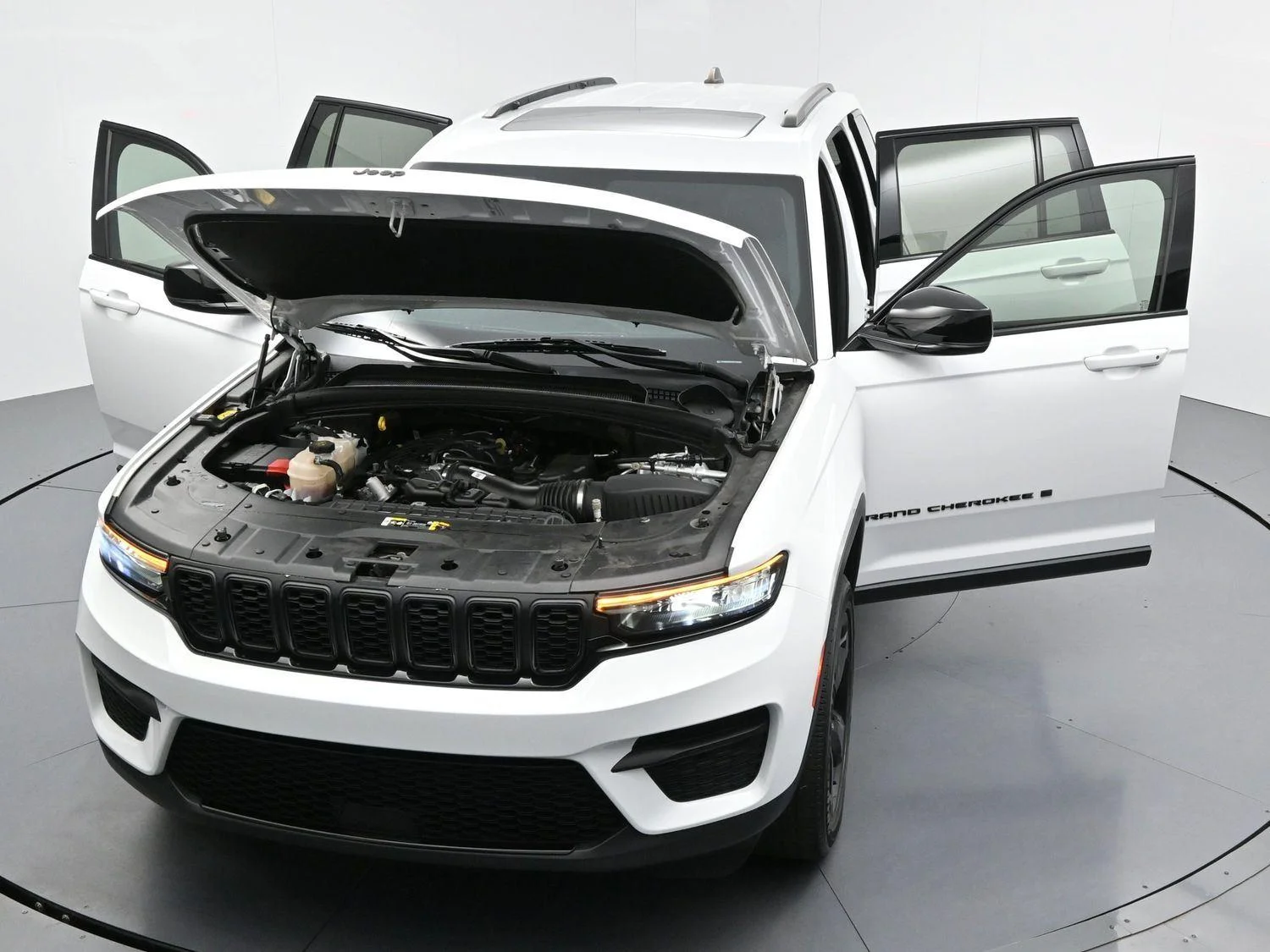 Used 2023 White Jeep Altitude image 38