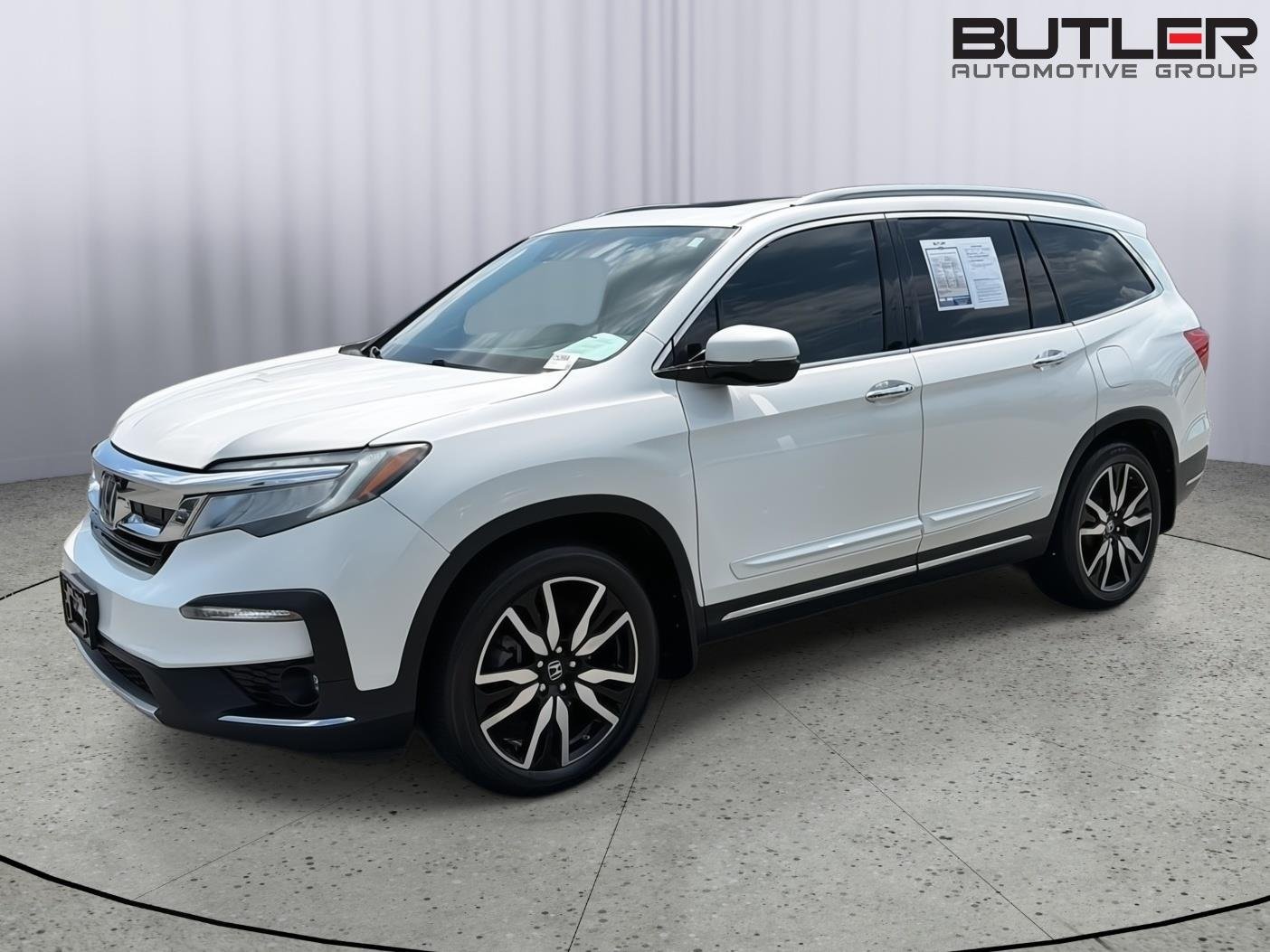 Used 2019 White Diamond Pearl Honda Touring w/Rear Captain