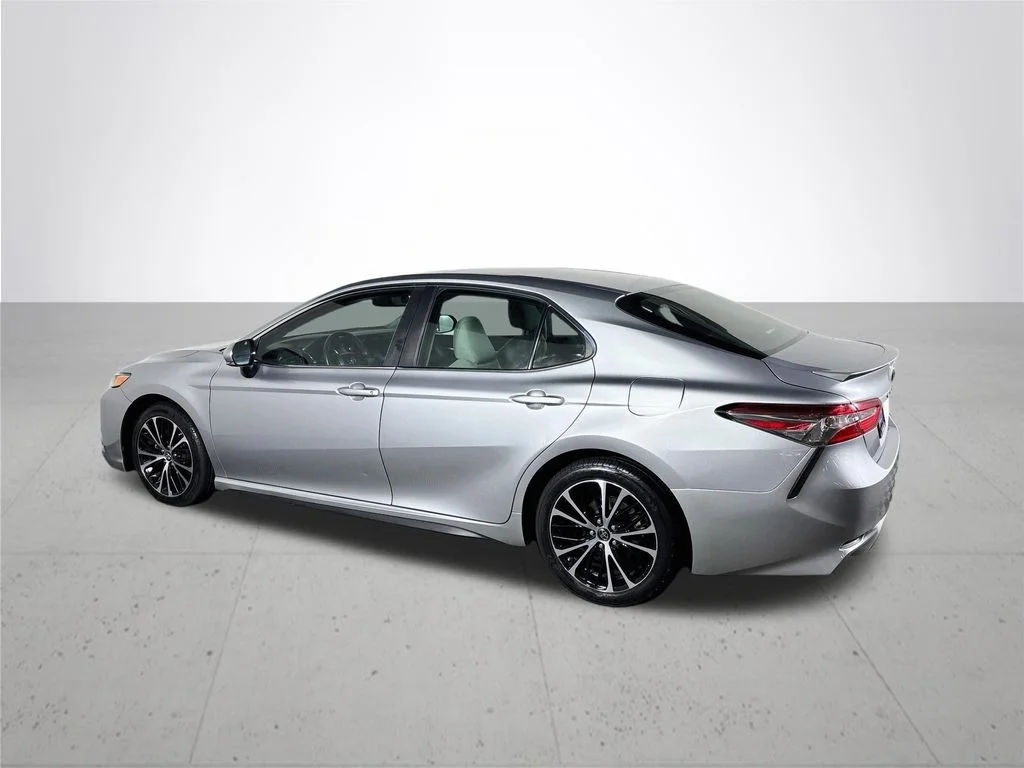 Used 2018 Silver Toyota SE image 8