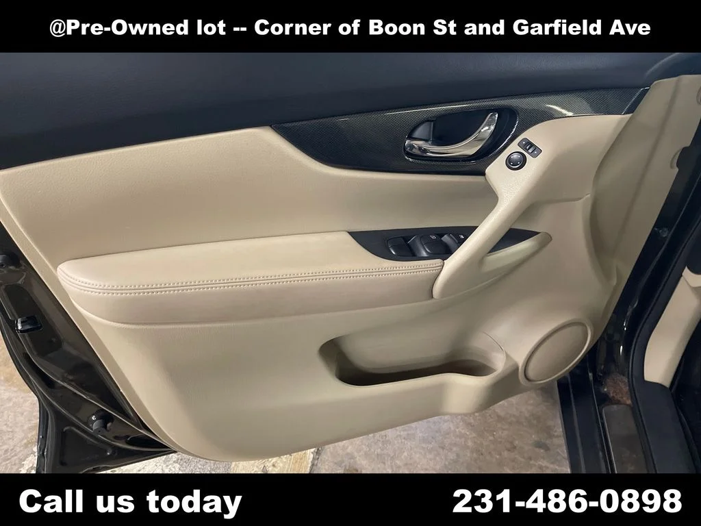 Used 2016 Black Nissan SL image 15