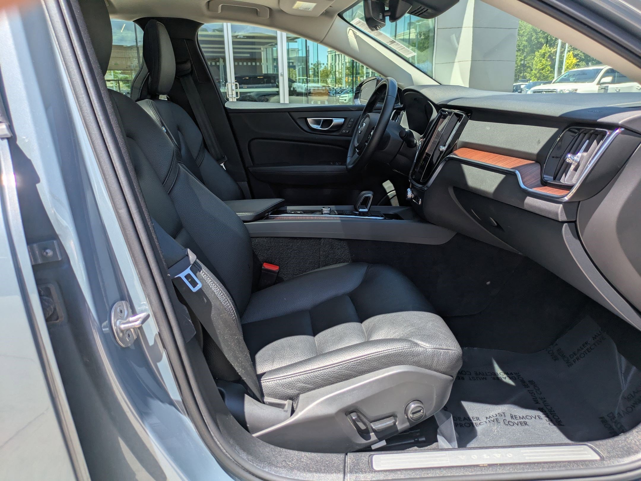 Used 2024 Blue Volvo Plus Dark Theme image 29