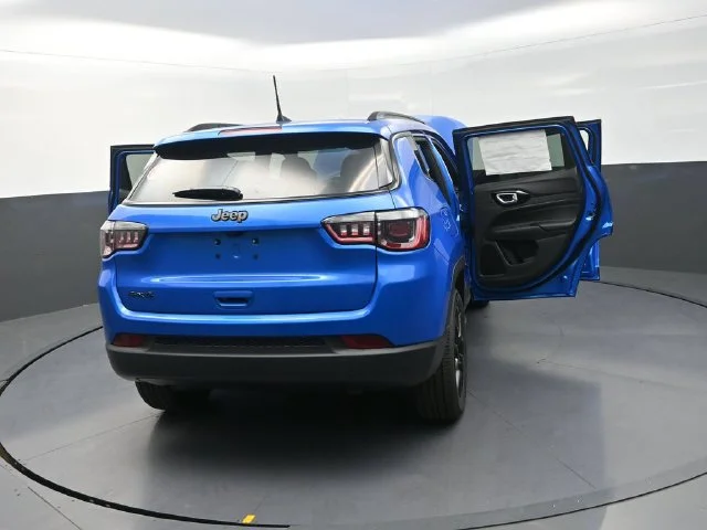 New 2026 Hydro Blue Pearl-Coat Exterior Paint Jeep Latitude image 33