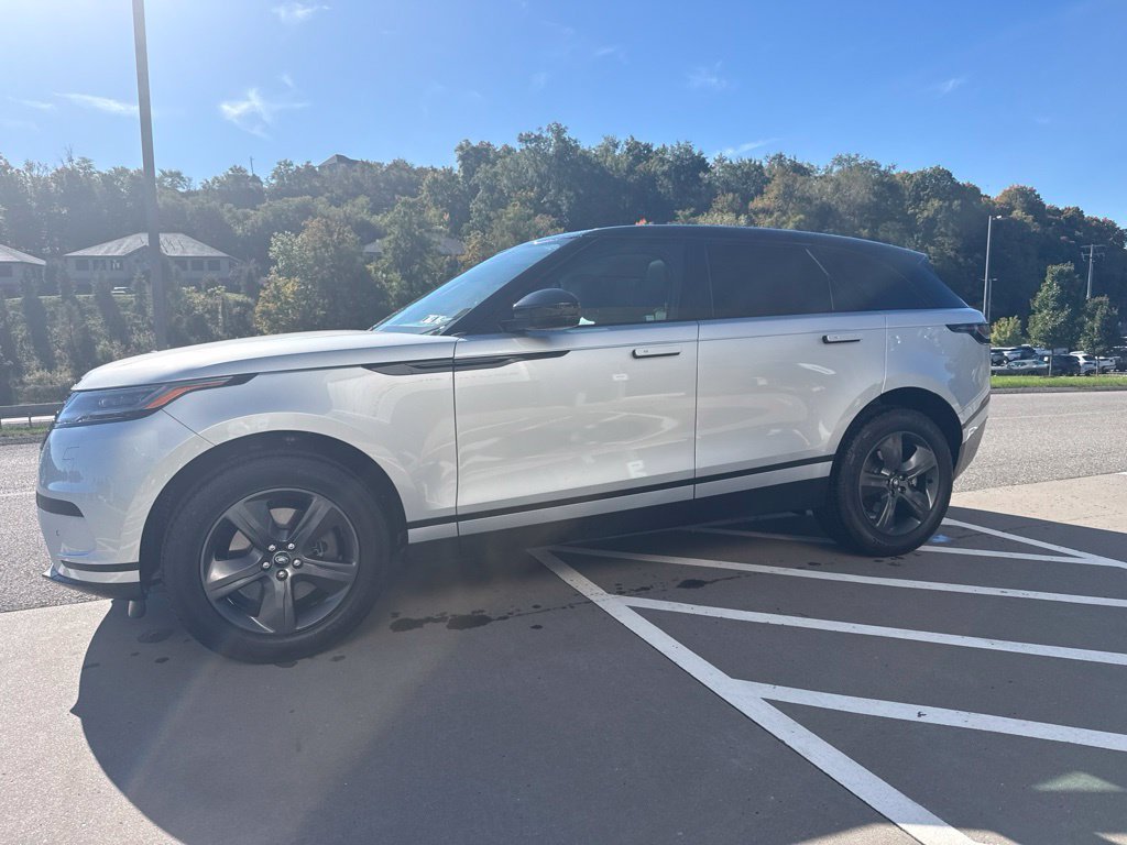 Used 2024 Hakuba Silver Metallic Land Rover S image 1