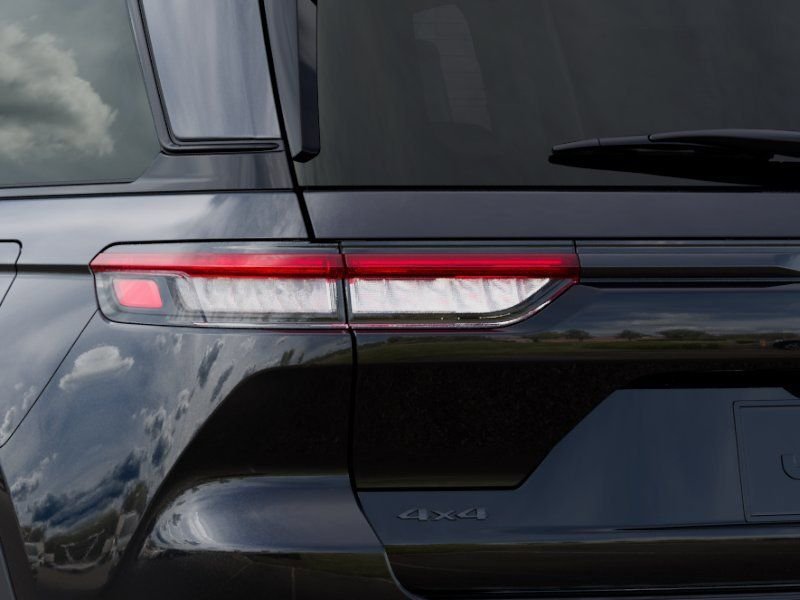 New 2025 Diamond Black Crystal Pearl-Coat Exterior Paint Jeep Altitude image 9