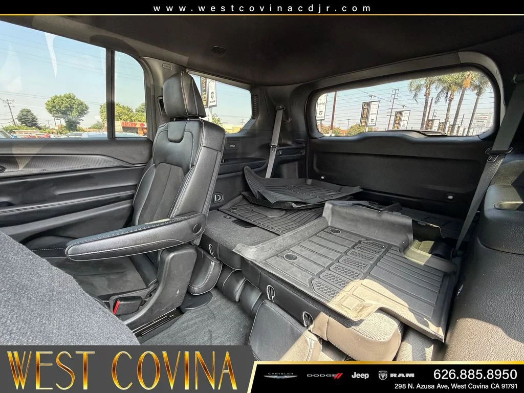 Used 2023 Silver Jeep Altitude image 18