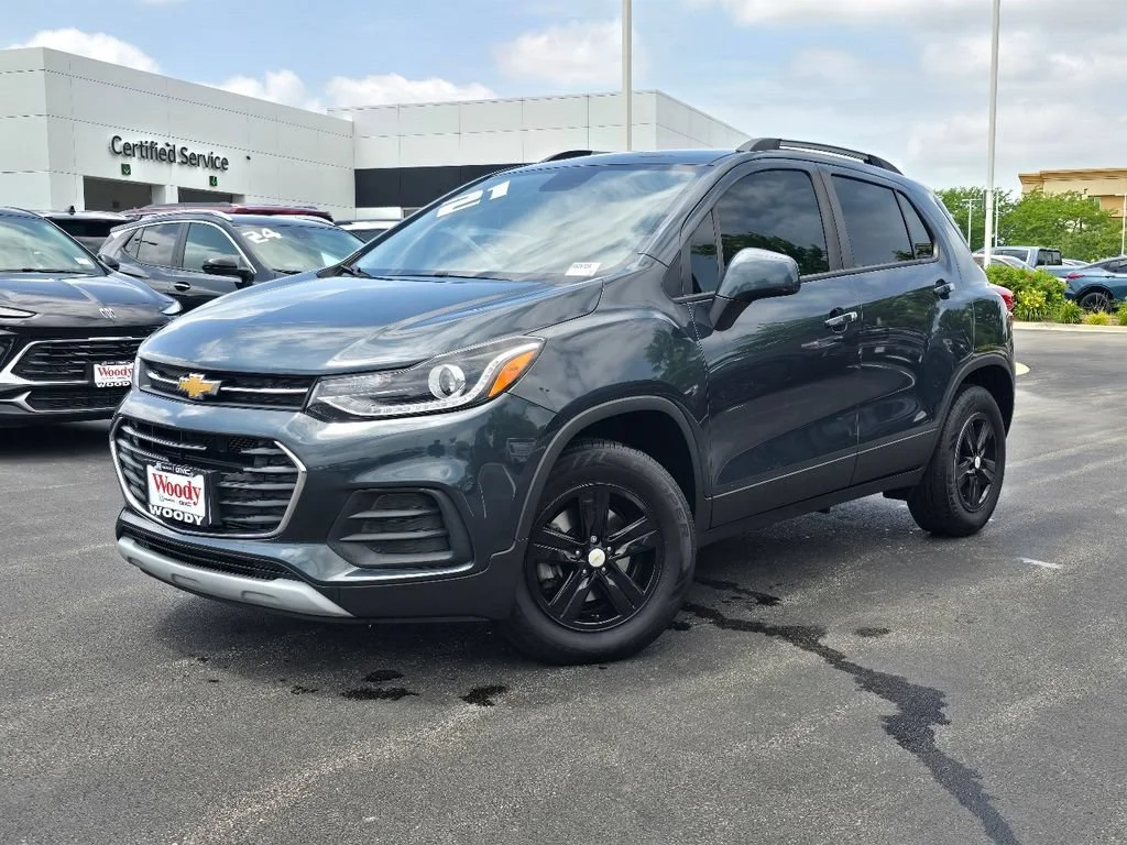 Used 2021 Chevrolet Trax LT with VIN KL7CJPSB6MB347132 for sale in Gurnee, IL