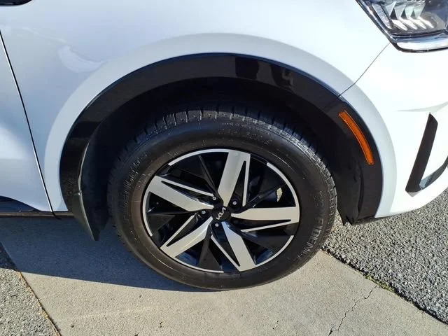Used 2023 White Kia S image 8