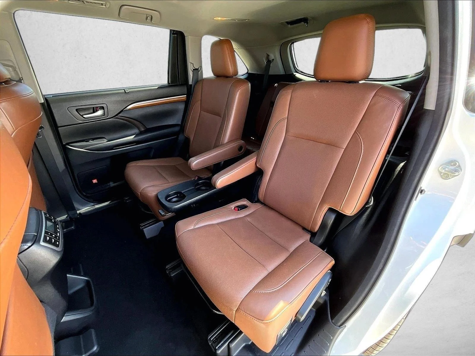 Used 2017 Blizzard Pearl Toyota Limited Platinum image 27