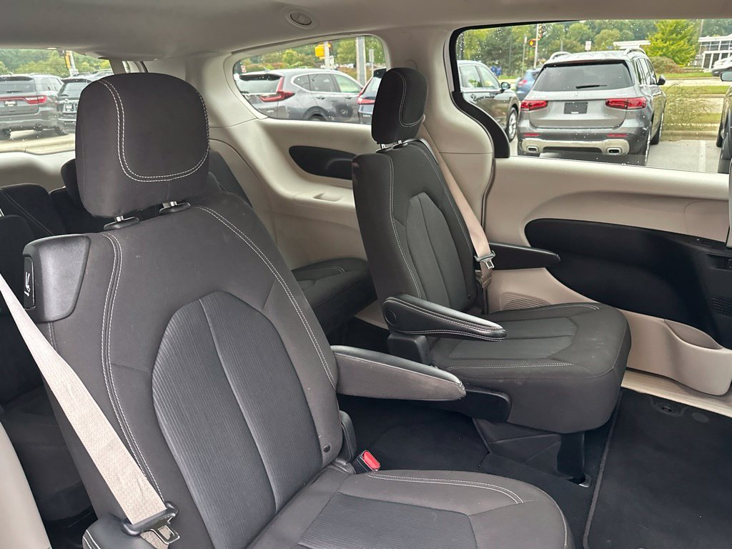 Used 2022 White Chrysler LX image 44