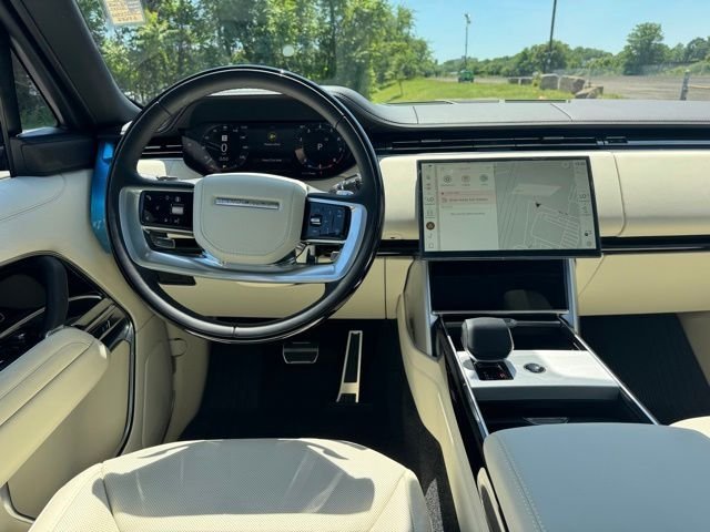 New 2026 Belgravia Green LAND ROVER SE image 13