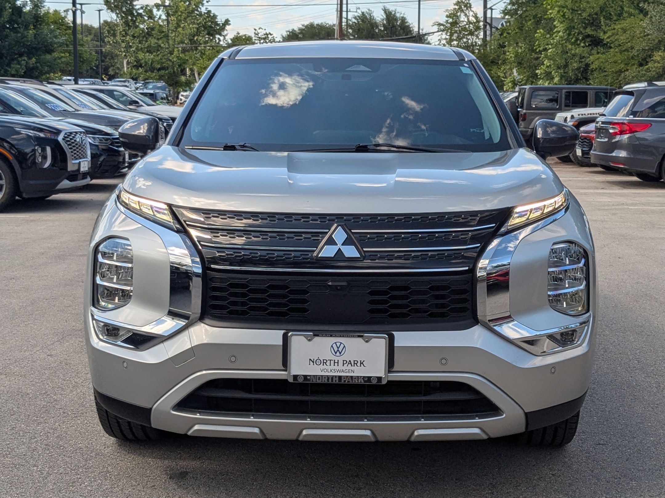 Used 2022 Silver Mitsubishi SE image 8