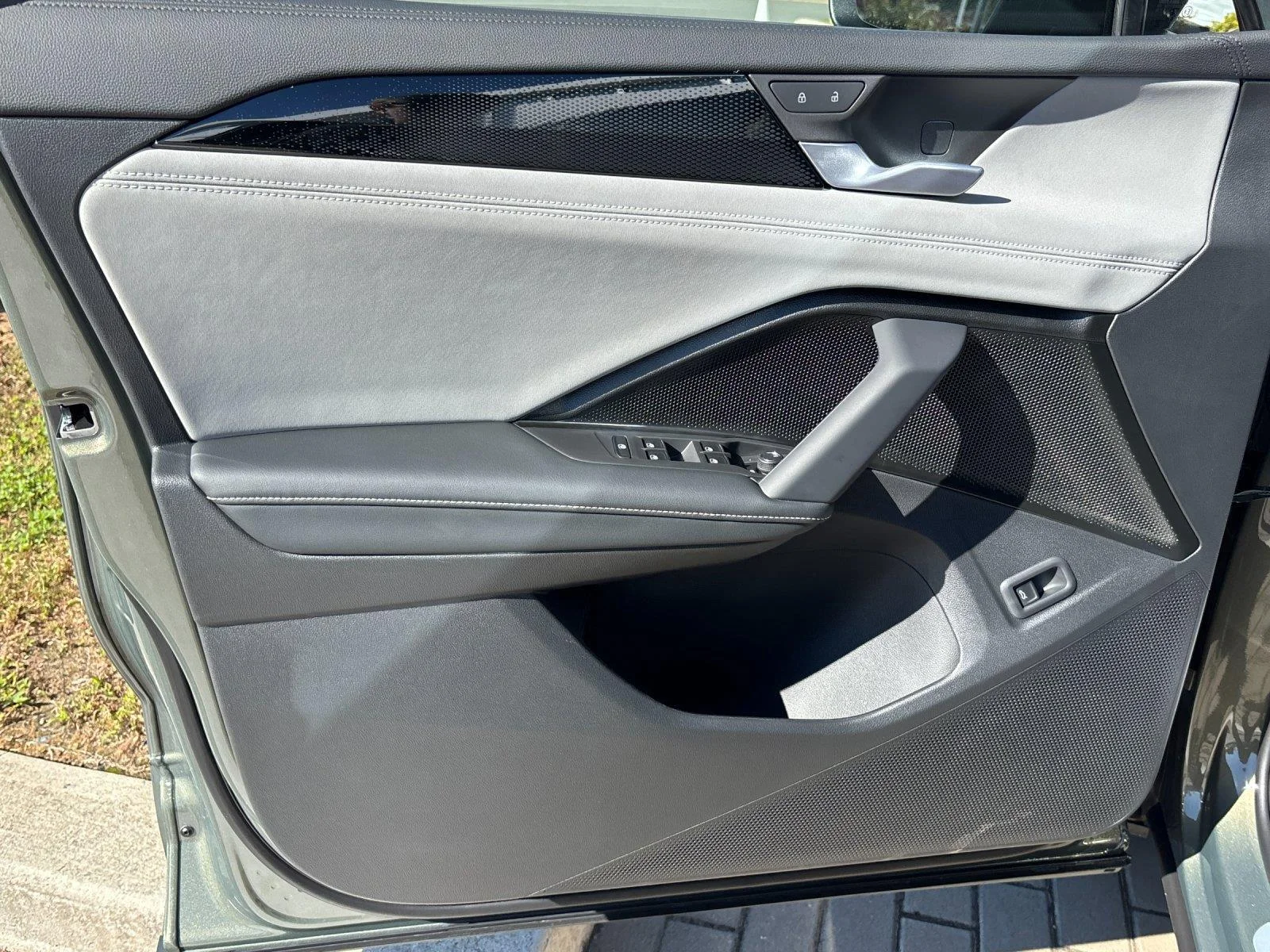 New 2027  Volkswagen SE R-Line Black image 13