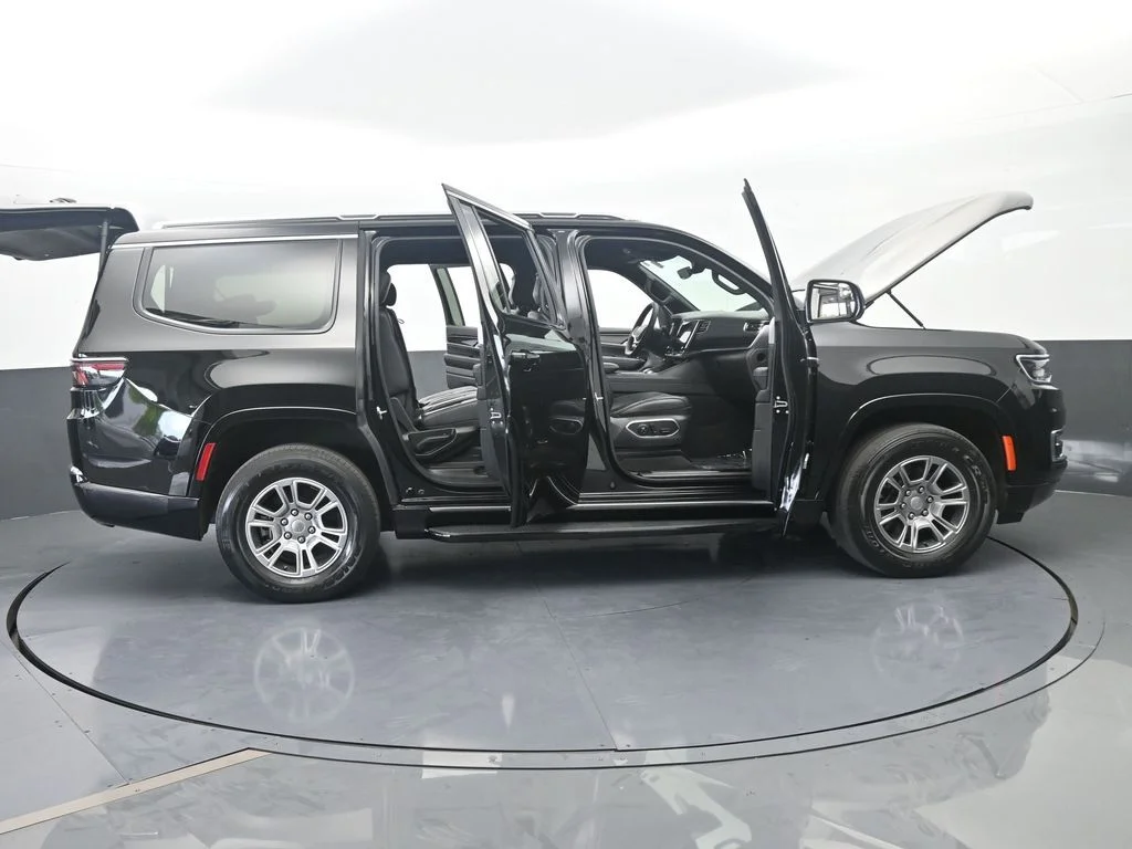 Used 2023 Diamond Black Crystal Pearlcoat Jeep Base image 79