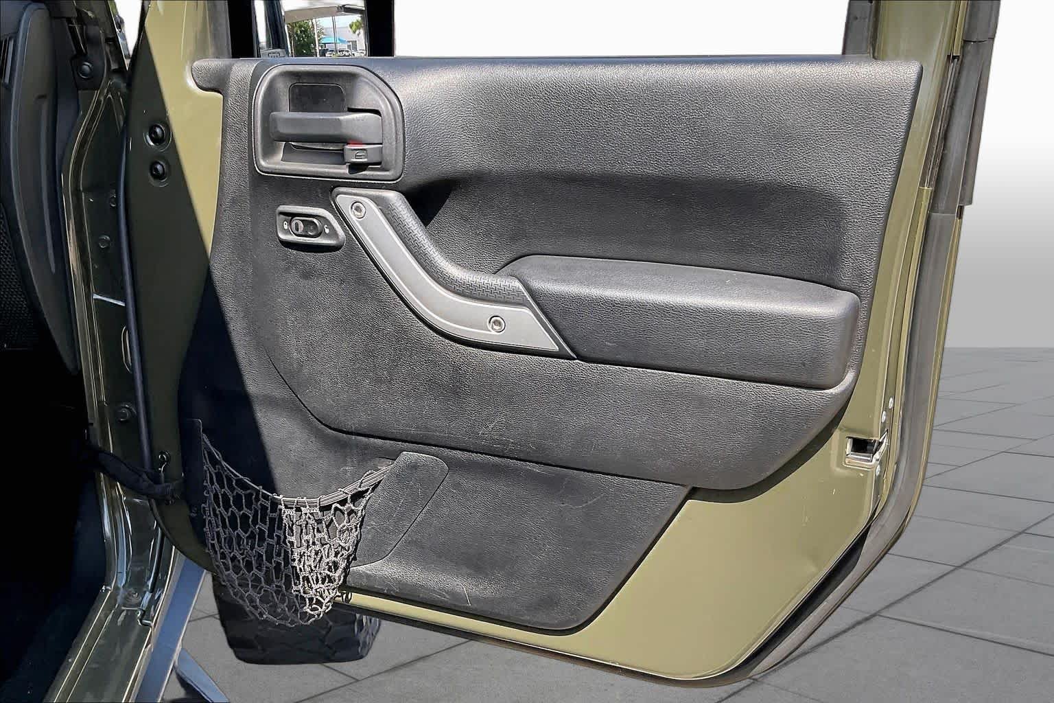 Used 2015 Tank Clearcoat Jeep Sahara image 21