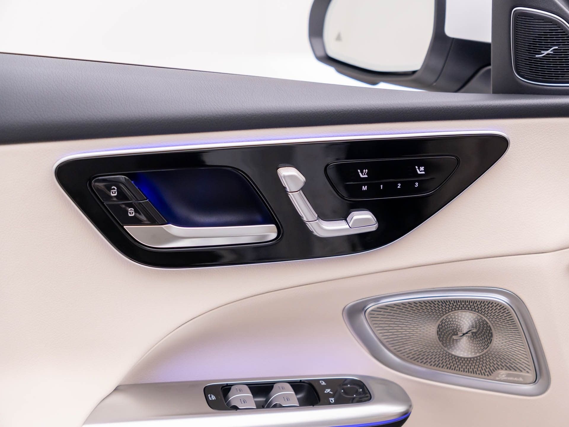 New 2026 MANUFAKTUR Moonlight White Metallic Mercedes-Benz C 300 image 15